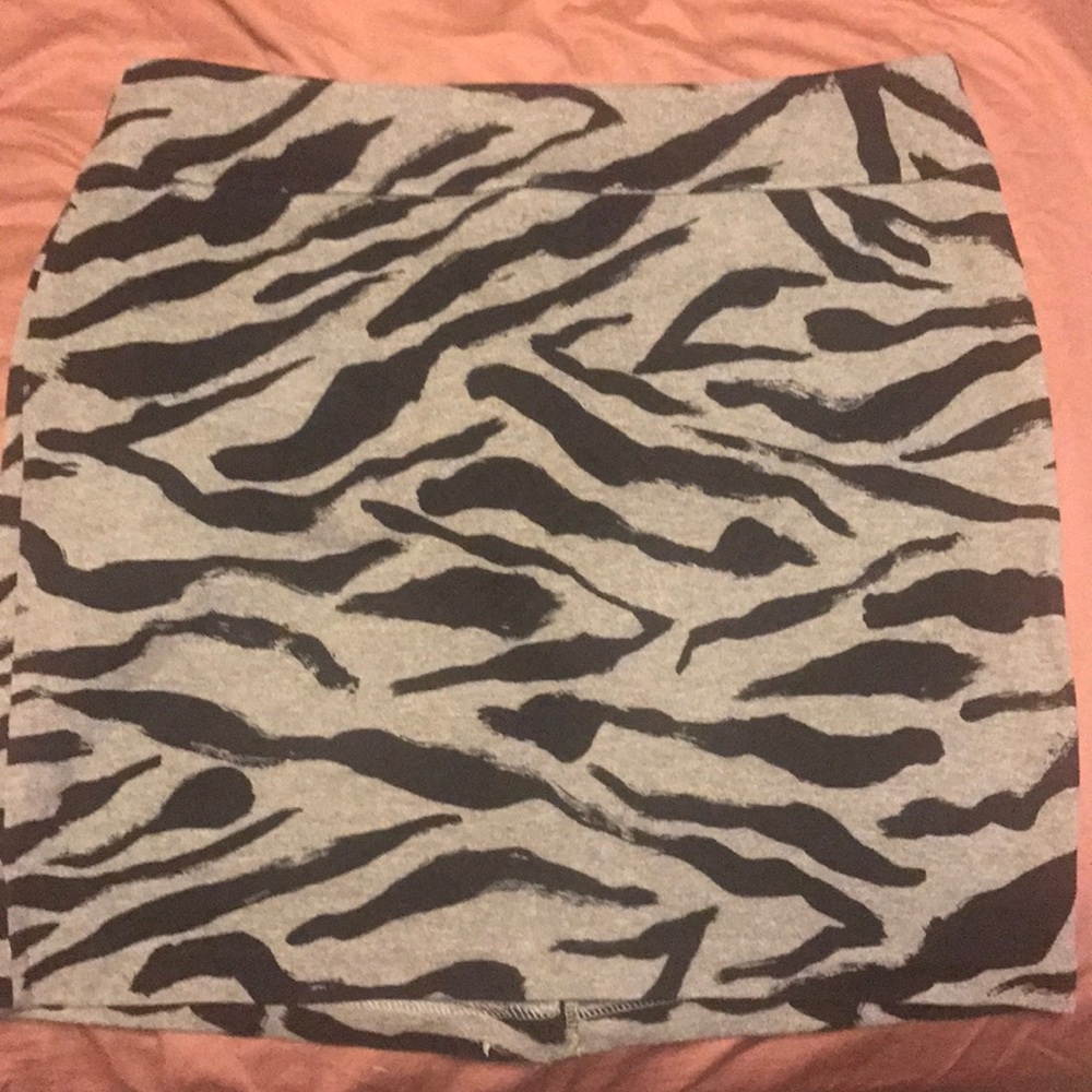 Animal print grey and black skirt